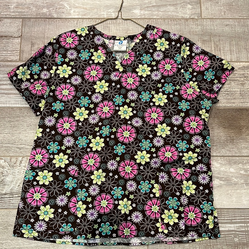 Scrub top ladies size medium by O2 scrubs